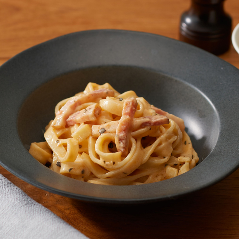 炭火焼きベーコンとチーズソースのフェットチーネパスタ