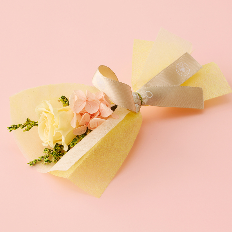 フラワーイエローブーケと選べる季節のケーキ