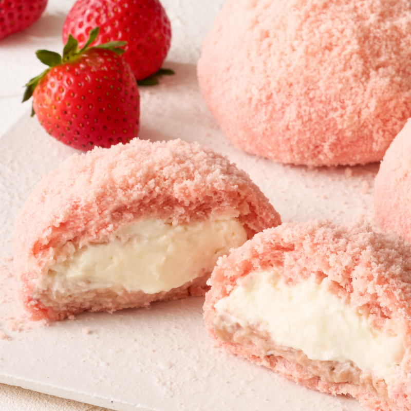 苺のロールケーキとクリームパン