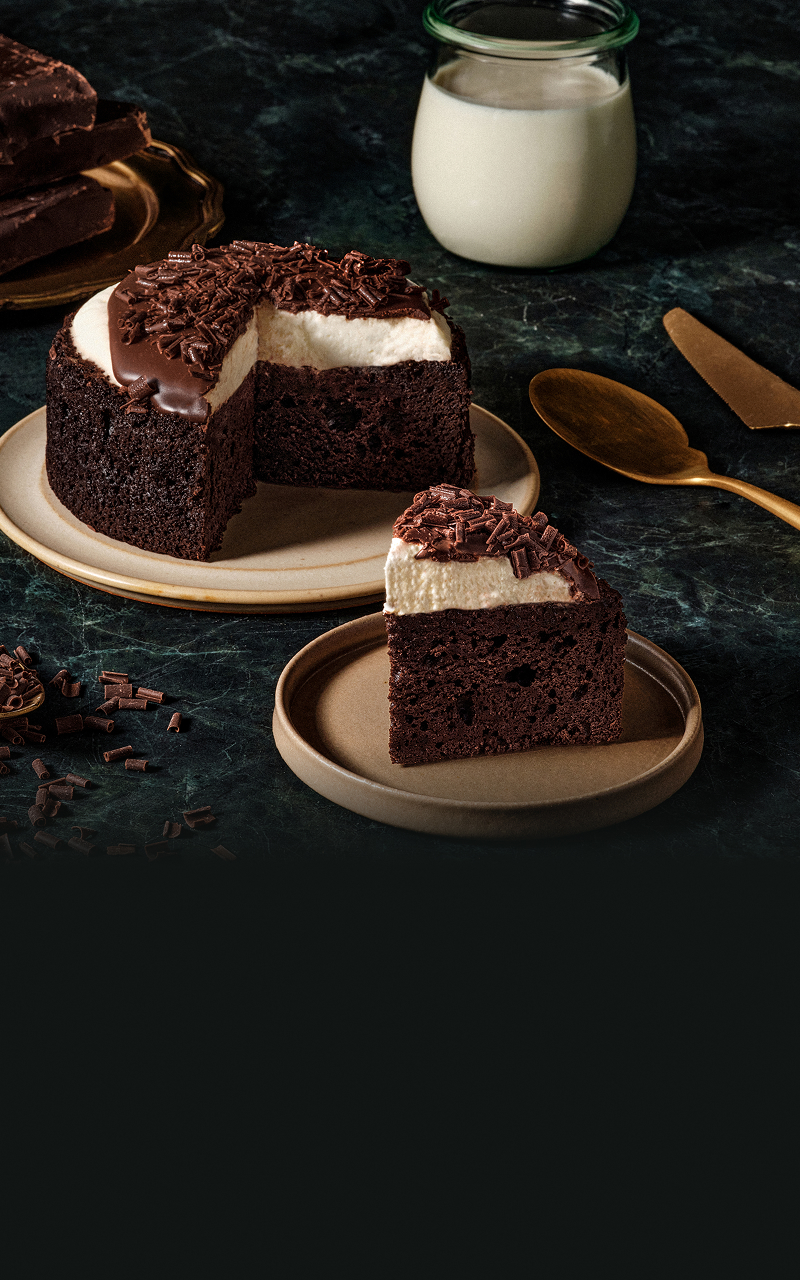 ベルコリーヌ画像 手前にカット 奥に1ピースカットされたホールケーキ その奥に瓶に入ったミルク