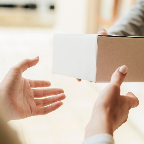 ケーキを配達している画像