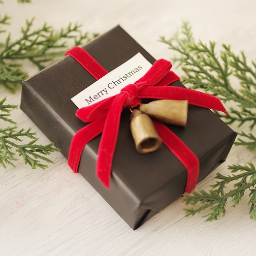 ケーキを配達している画像