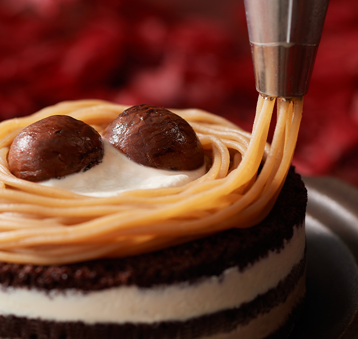 まろやかな甘さのイタリア栗のペーストにチョコレートを組み合わせた口どけのよいショコラマロンムース。